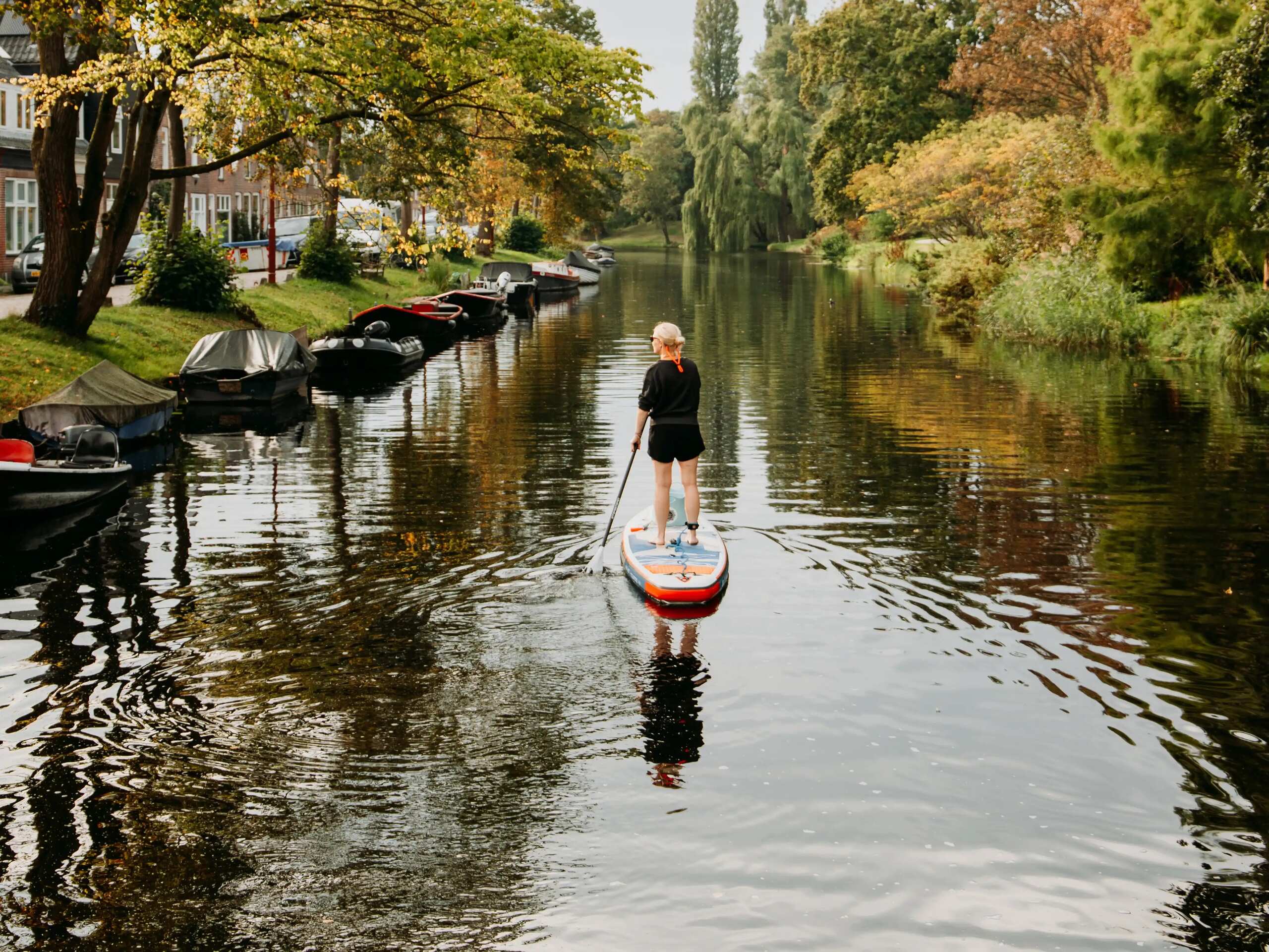mevrouw aan het suppen door Alkmaar